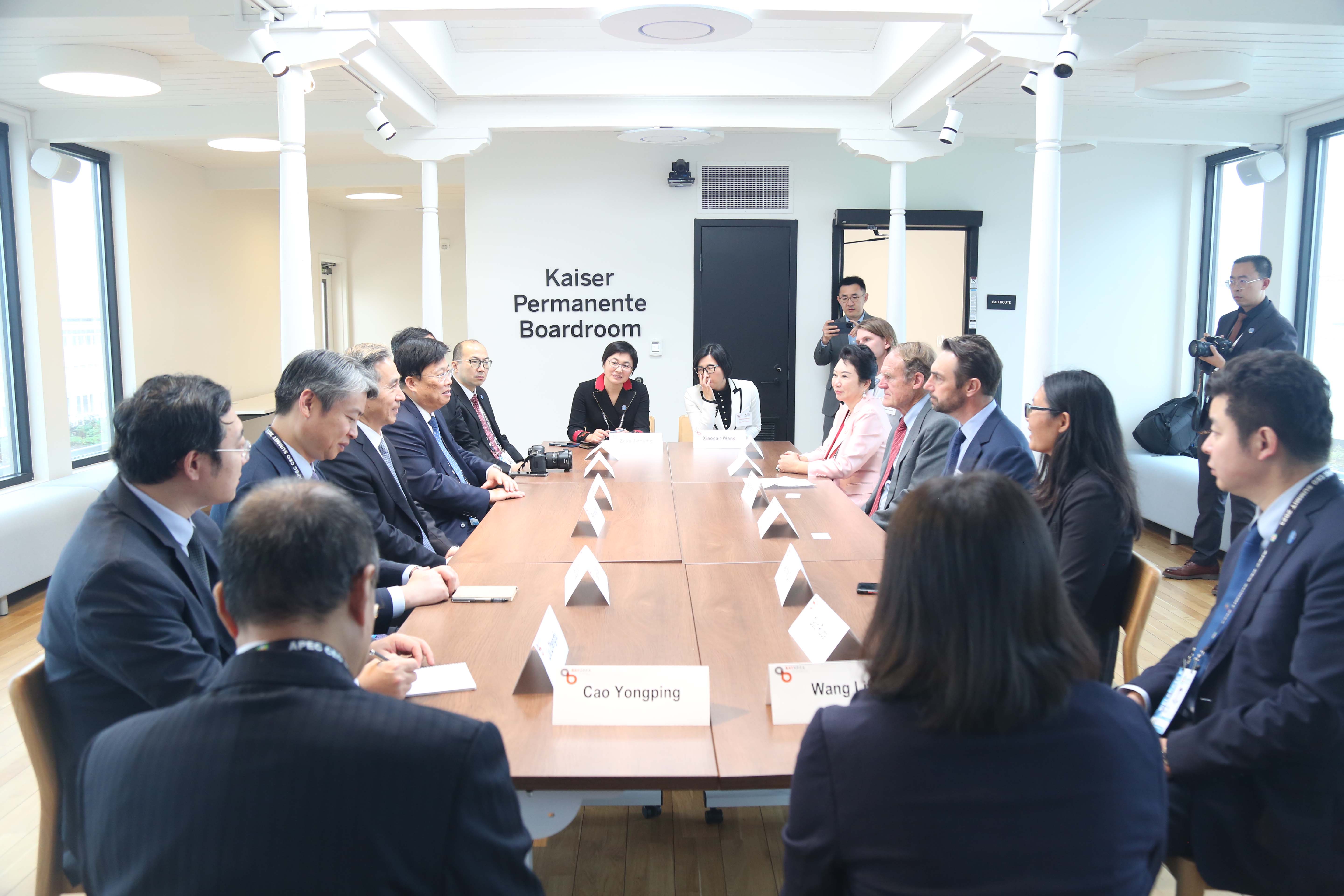 腾博会官网集团董事局李俐与中国贸促会会长任鸿斌交流